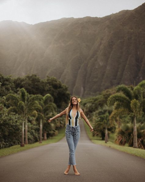 Oahu • Instagram photos and videos Senior Pictures Hawaii, Maui Photos, Senior Photoshoot Poses, Travel Pose, Hawaii Pictures, Hawaii Photography, Senior Photo Outfits, Graduation Picture Poses, Grad Photoshoot