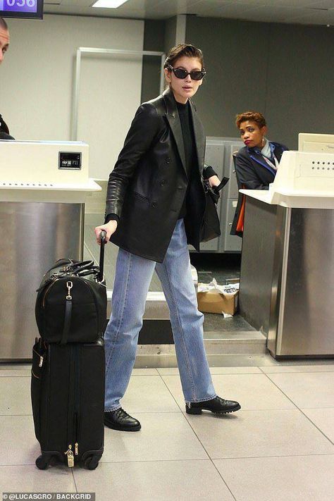 Kaia Gerber Airport, Leather Blazer Street Style, Leather Blazer Outfit Street Style, Milan Airport, Leather Blazer Outfit, Amalie Moosgaard, Cara Delevingne Style, Kaia Gerber Style, Minimalist 90s