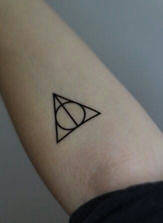 Tattoo Harry Potter Deathly Hallows, Deathly Hallows Harry Potter Tattoo, Small Deathly Hallows Tattoo, The Deathly Hallows Tattoo, Harry Potter Simple Tattoo, Harry Potter Hand Tattoo, Deadly Hallows Tattoo, Harry Potter Tattoos Deathly Hallows, Harry Potter Small Tattoo