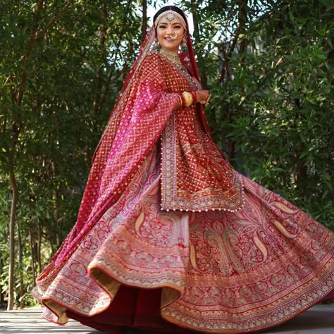 The Most Popular Designer Lehengas Picked By Real Brides! Pink Lehenga Designs, Tarun Tahiliani Lehenga, Bandhej Dupatta, Bridal Lehenga Designs, Wedding Lehenga Designs, Indian Bride Outfits, Bridal Lehenga Collection, Bride Outfits, Bridal Lehenga Red