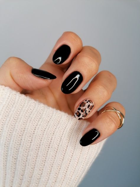 Leopard Print And Black Nails, Black Leopard Nail Designs, Leopard And Black Nails, Black And Leopard Print Nails, Black Nails With Leopard Design, Shelak Nails, Black Nails With Cheetah Print, Cheetah Nails Black, Black And Cheetah Nails