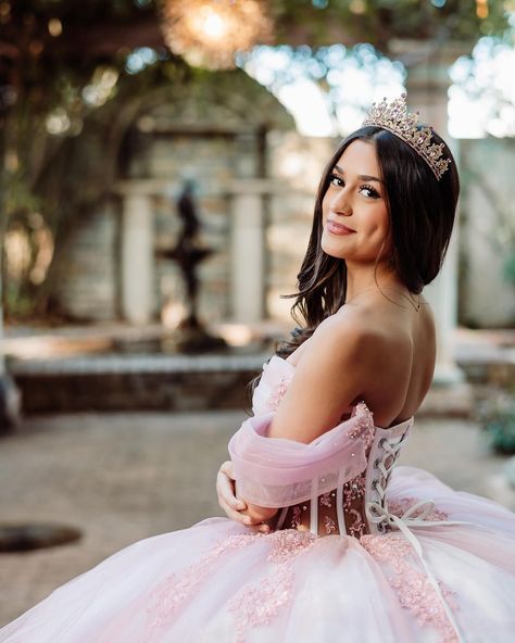 Another set from Lexi’s Quinceanera portrait session. Still humbles, and excites me how beautiful everything came out. At the end of every shoot, I always ask myself if I did everything I could to create beautiful images, and a great experience. Once I’m satisfied with my answer, my next thought is, “What did I learn to help me do even better next time?” I could be wrong, but I think most creative people go through this, or at least something similar. We think about the one day when you f... Quinceanera Photoshoot Ideas Butterfly, Quince Poses Photo Shoots Picture Ideas, Quinceanera Photography Poses, Quinceñera Poses, Quinceanera Poses Photo Shoots, Quince Photoshoot Ideas With Court, Sweet 16 Poses, 15 Photoshoot Ideas, Quinceanera Photoshoot Poses