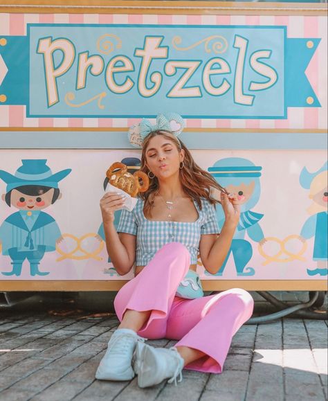 Disney World Aesthetic Outfits, Disney Park Outfit, Disney Poses, Disney Picture Ideas, Disney Themed Outfits, Disneyland Photos, Cute Disney Outfits, Disney Photo Ideas, Disney World Pictures