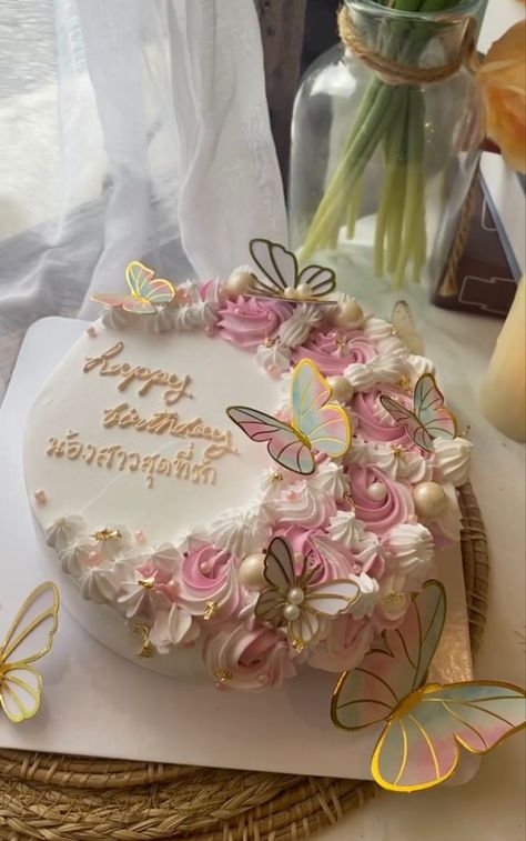 Cake Decorating Butterfly, Flower Butterfly Cake, Girly Birthday Cakes, 19th Birthday Cakes, Happy Anniversary Cakes, Birthday Cake For Mom, Butterfly Birthday Cakes, Chocolate Cake Designs, Plain Cake