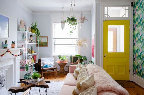 The 7 Most Photogenic Plants of All Time Plant Apartment, Indoor Ideas, Apartment Entryway, Eclectic House, Terraced House, House Plants Indoor, Boho Interior, Remodeling Ideas, Spring Inspiration