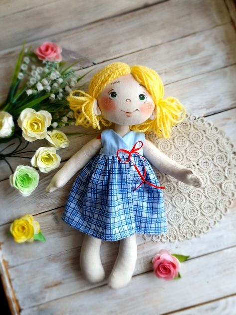 Diy Doll Pattern, Rag Doll Hair, Raggy Dolls, Doll For Kids, Diy Rag Dolls, Fabric Doll Pattern, Dresses Diy, Doll Patterns Free, Cloth Dolls Handmade