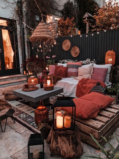 Bohemian Patio Ideas, Bohemian Patio, Balcony Ideas Apartment Outdoor, Cosy Night In, Boho Garden, Small Balcony Ideas, Small Backyard Patio, Outdoor Inspirations, Budget Backyard