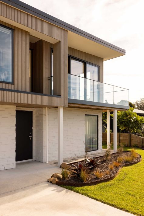 A mix of textured claddings, Midland 70 series brick painted with “in and out” affect on the lower level with Vertical Cedar Shiplap on the upper level. Mixed Texture House Exterior, Vertical Cedar Cladding, Cladding And Render Exterior, Recycled Brick And Weatherboard Facade, White Windows Exterior, Vertical Timber Cladding Exterior, White Render Timber Cladding, Render And Timber Cladding, Grey Window Frames