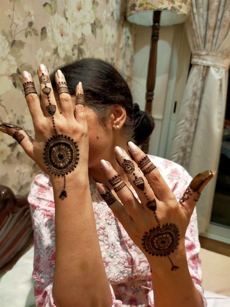 Alia Bhatt Wedding Mehndi Design, Alia Bhatt Mehendi Design, Alia Bhatt Mehendi, Alia Bhatt Wedding, Indian Henna Designs, Indian Henna, Finger Henna Designs, Finger Henna, Simple Mehndi Designs Fingers