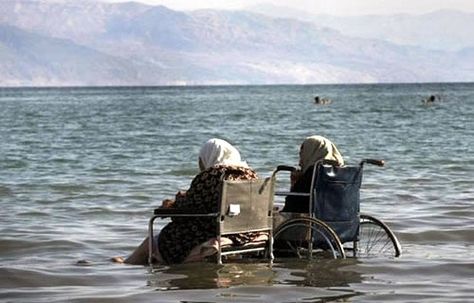 Old women by the beach…this is us later in life…enjoy this sun!  Waiting for the caban boy to bring us a glass of wine! Funny Old People, Wheel Chair, Never Too Old, Amazing Pictures, Jolie Photo, Old People, E Card, Vanuatu, 인물 사진