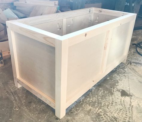 Diy Storage Chest, Farmhouse Trunk, Diy Wood Chest, Diy Trunk, Diy Storage Trunk, Chests Diy, Diy Storage Bench, Modern Farmhouse Diy, Pretty Storage