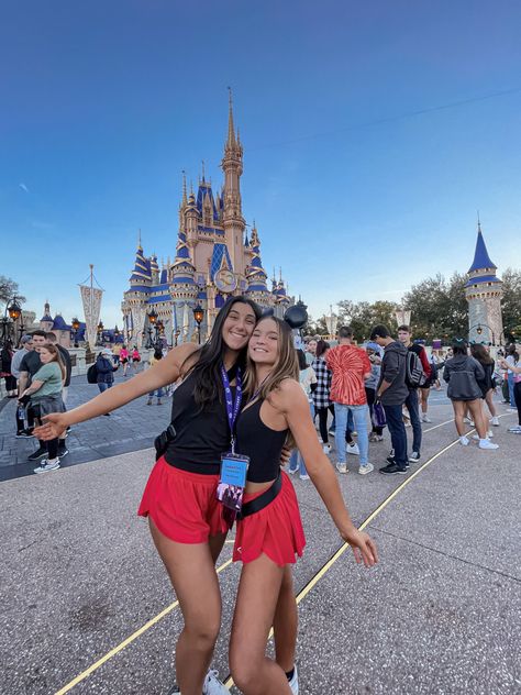 Disney World Outfit Ideas Summer, Disney In The Summer, Disney Outfits Best Friends, Disney Picture Poses, Cute Disney World Pictures, Disney Outfits Matching, Disney Pics With Friends, Disney Senior Trip, Disney Outfit Inspo Summer