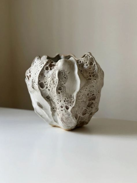 Sculptural Handmase Vessel Sculptural Vase, Natural Ceramic, Ceramic Art Sculpture, Ceramic Texture, Sculptures Céramiques, Hand Building, Raku Ceramics, Pottery Handbuilding, Vase Ceramic