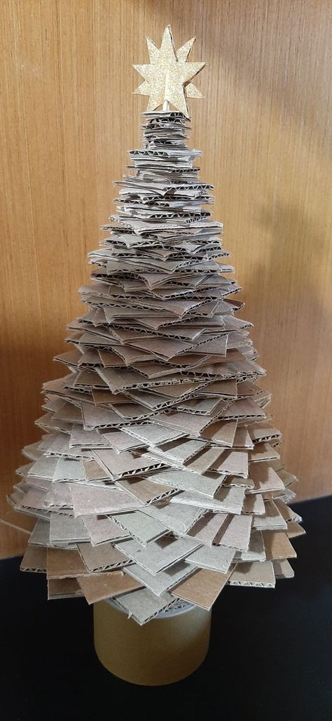 Recycled Christmas Tree Ideas, Recycled Christmas Tree, Cardboard Christmas Tree, Eco Christmas, Christmas Decorations Diy Crafts, Sustainable Christmas, Christmas Kindergarten, Creative Christmas Trees, Christmas Decorations Diy Outdoor