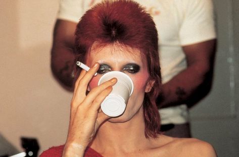 60s & 70s ♡ on Instagram: “David Bowie backstage during an intermission of a Ziggy Stardust Tour show (1973) ⚡️ Photo by: Mick Rock” David Bowie Aesthetic, Bowie Aesthetic, David Bowie Makeup, Throwing Darts, Matte Make Up, Moonage Daydream, Mazzy Star, Ziggy Stardust, Orlando Bloom