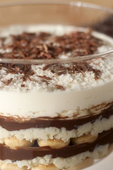 This chocolate coconut trifle is a quick and easy trifle recipe! Make the best trifle using sweetened condensed milk, coconut milk, coconut, cocoa powder, ladyfingers, shredded coconut, and dark chocolate. You will love making this dessert trifle for an easy dessert recipe! Coconut Trifle Desserts, Coconut Cream Trifle, Coconut Trifle, Hazelnut Trifle, Bailey's Chocolate Cheesecake Trifle With Chocolate Drizzle, Pudding Recept, Bailey’s Chocolate Cheesecake Trifle, Chocolate Custard, Trifle Bowl