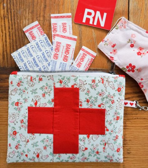 First Aid Pouch, Ouch Pouch, Baby Books Diy, I Am A Nurse, Cross Quilt, Pouch Sewing, Small Sewing Projects, Quilt Block Pattern, Pouch Pattern