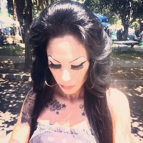 Feathered hair Chola Hairstyle, Chicana Hairstyles, 90s Chola, Chola Makeup, Punk Rock Hair, School 90s, Feathered Hair, Chola Girl, Chola Style