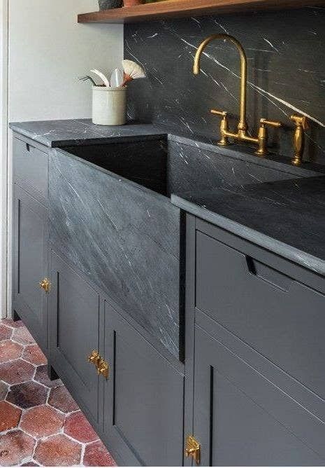 This gorgeous farmhouse sink that taught me what Kendall charcoal is and that I need it in my tiny apartment. 23 Insanely Gorgeous Sinks You're Going To See All Over Pinterest White Apron Sink, Rustic Sink, Kendall Charcoal, Trendy Farmhouse, Interior Boho, Apron Sink, Black Sink, Farmhouse Windows, Marble Counter