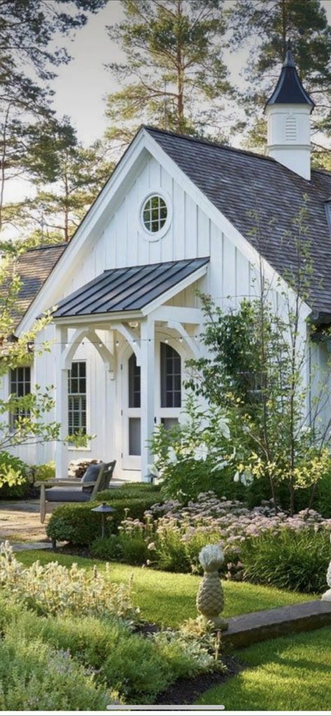 Landscaping Ideas Farmhouse, Farmhouse Landscaping Ideas, Farmhouse Front Yard, English Cottage Exterior, Farmhouse Landscaping, Cottage Exterior, Farmhouse Garden, Farmhouse Front, Front Yard Landscaping Ideas