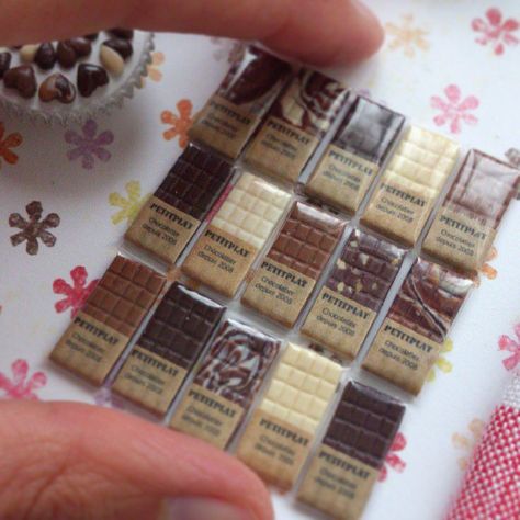 Wrapped Chocolate Bars, Chocolate Bar Wrapping, Diy Doll Miniatures, Dollhouse Miniatures Diy, Doll Food, Mini Craft, Dollhouse Food, Tiny Food, Polymer Clay Miniatures