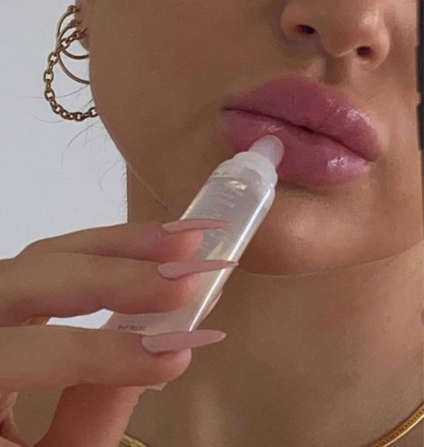 Skincare Girl, Gloss Labial, Vogue Beauty, Pretty Skin, Healthy Lifestyle Inspiration, Foto Ideas Instagram, Just Girl Things, Brushing, Lip Care