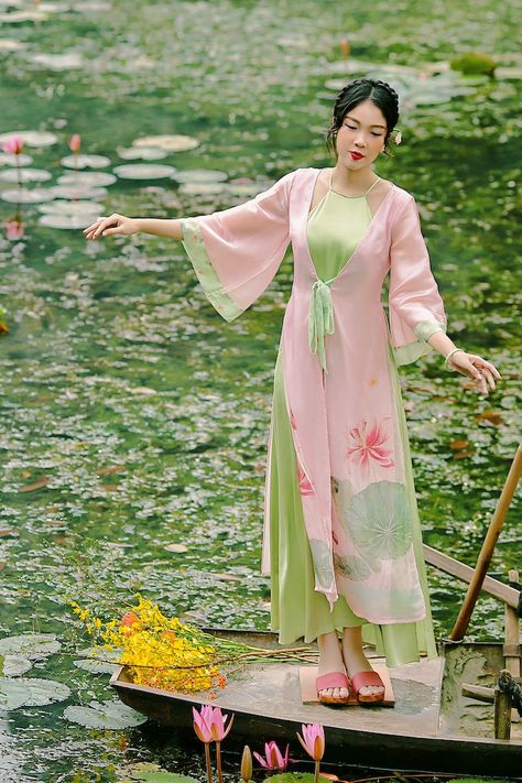 Vietnam Culture Traditional Dresses, Vietnamese Outfit Traditional, Dark Avatar, What To Pack For Japan, Pack For Japan, Traditional Vietnamese Clothing, Vietnamese Traditional Clothing, Ao Dai Vietnamese, Vietnamese Fashion