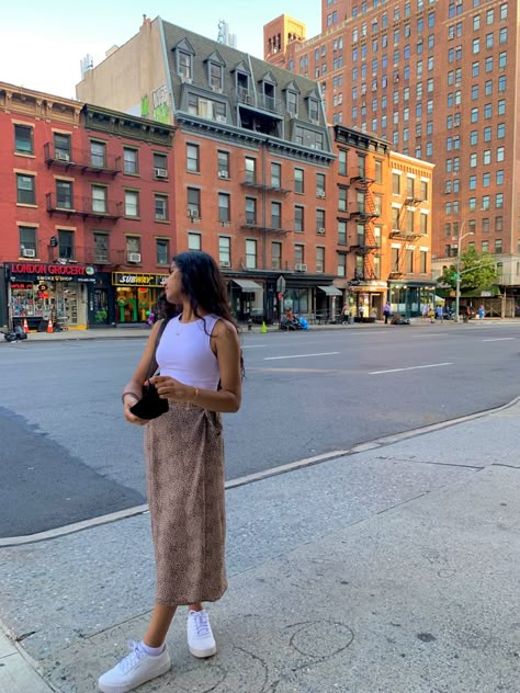 Midi Skirt Outfit Nyc, City Stroll Outfit Summer, Modest New York Outfits Summer, Summer Outfits Tourist, City Walking Outfit Summer, Frankfurt Outfit Summer, City Dinner Outfit Summer, City Market Outfit, Outfit Ideas Nyc Spring