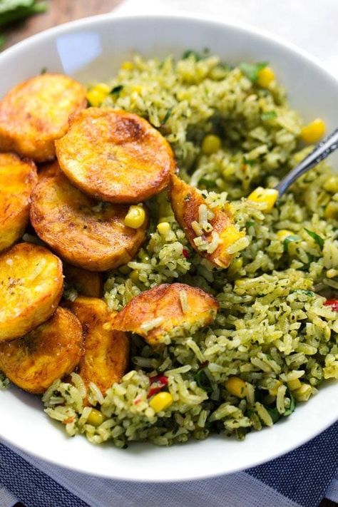 This Green Mexican Rice with Corn is made with spinach, jalapeno, garlic, and cilantro, and it goes perfectly with anything! #glutenfree #vegetarian #cleaneating #healthy | pinchofyum.com Mexican Rice With Corn, Corn Rice Recipe, Rice With Corn, Corn Rice, Fried Plantains, Green Rice, Dry Rice, Mexican Corn, Mexican Rice