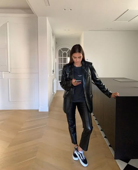 Emitaz Instagram, Emelie Lindmark, Lederhosen Outfit, Leather Street Style, Ny Outfits, Cool Girl Style, Zara Fashion, Influencers Fashion, Street Style Chic