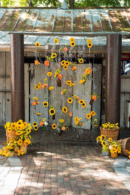 Florals in wire altar backdrop (Flowers by Lee Forrest Design, photo by: Erika Rech Photography) Sunflower Birthday Parties, Sunflower Wedding Decorations, Sunflower Party, Deco Jungle, Sunflower Baby Showers, Sunflower Themed Wedding, Diy Wedding Backdrop, Diy Backdrop, Rustic Flowers