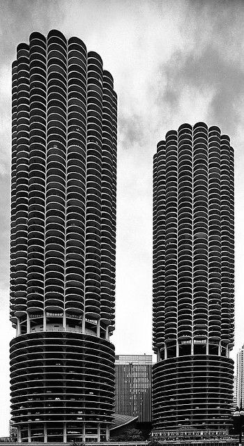 Paul Harnden, Marina City, Architecture Art Nouveau, Architecture Cool, Brutalism Architecture, Louis Kahn, Unusual Buildings, Chicago Architecture, Amazing Buildings