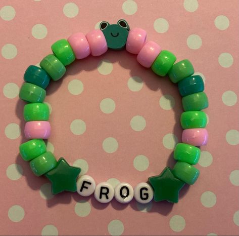 Small Beaded Bracelets Ideas, Funny Beaded Bracelets, Frog Kandi, Bracelet Ideas Pony Beads, Kandi Jewelry, Funky Bracelet, Kandi Inspo, Diy Kandi Bracelets, Pony Bead Bracelets