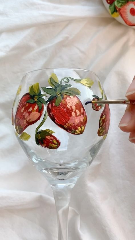 Strawberry Glass Painting, Painting Glassware Diy, Friendsgiving Glasses, Painting On Glass Cups, Drawing On Glass Cups, Painting Glass Cups, Diy Wine Glass Decorating, Painting Cups Ideas, Wine Cup Painting Ideas