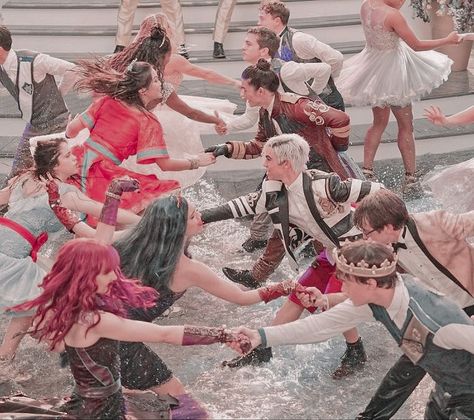 Jay Descendants, Descendants 2015, Disney Descendants Characters, Descendants Pictures, Disney Descendants 2, Descendants Wicked World, Evie Descendants, Mal Descendants, Disney Descendants Movie