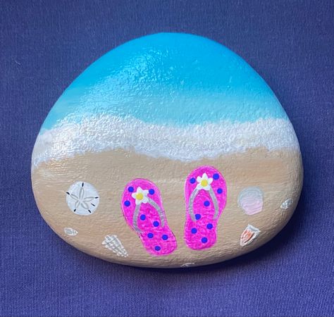 Flip Flop Painted Rocks, Flip Flop Rock Painting, Beachy Painted Rocks, Beach Painted Rocks Ideas, Preppy Rock Painting Ideas, Beach Rock Painting Ideas, Rock Painting Beach, Big Rock Painting Ideas, Beach Rock Painting