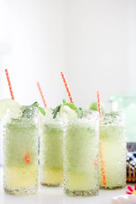 Bachelorette Party Drinks Recipes, Spearmint Recipes, Mint Margarita, Tequila Recipe, Flavored Margaritas, Summer Drinks Alcohol, Pretty Cocktails, Mint Recipes, Summer Cocktail Recipes