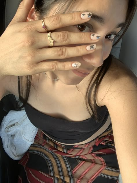 Photo Ideas To Show Off Nails, Selfie To Show Off Nails, Show Nails Pose, Selfies To Show Off Nails, Poses For Nail Pictures, Photos To Show Off Nails, Selfie Poses To Show Off Nails, Picture Nails Ideas, 0.5 Nail Pics