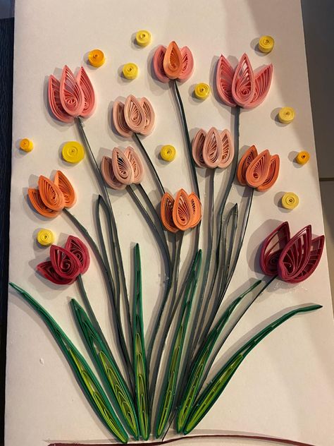 Paper Quilling Flowers Tutorial, Quilling Ideas Easy, Quiling Paper Ideas, Quilling Art Ideas, Quilling Wall Art, Paper Quilling Floral Designs, Magazine Paper Crafts, Tulip Quilling Pattern, Quilling Flower Bouquet