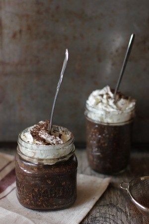 Hot Chocolate Overnight Oats, Hot Chocolate Oatmeal, Making Hot Chocolate, Diy Smoothies, Overnight Oats With Yogurt, Night Oats, Workout Meals, Dorm Food, Chocolate Overnight Oats