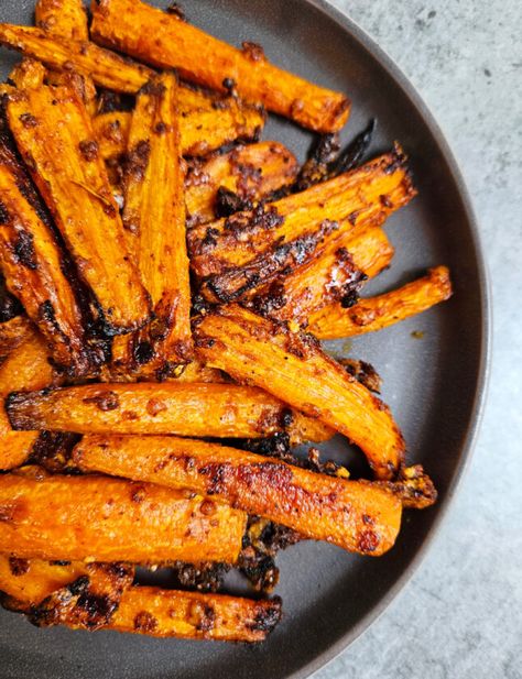 Skillet Roasted Carrots, Roasted Carrotts, Savory Roasted Carrots, Charred Carrots, Side Vegetables, Paleo Roast, Greek Lemon Potatoes, Gluten Free Vegetables, Grilled Vegetable Recipes