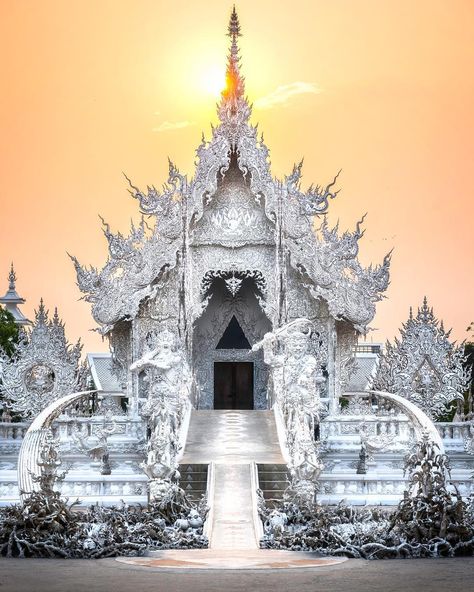 White Temple Thailand, Thailand Shopping, Thailand Destinations, Thailand Tourist, Temple Thailand, Thailand Backpacking, White Temple, Thailand Travel Tips, Buddha Temple