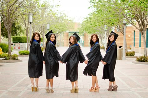 Convocation Photography, Graduation Photo Ideas, Graduation Pic Ideas, Cap And Gown Pictures, Group Photo Poses, College Graduation Photoshoot, College Graduation Pictures Poses, Outdoor Graduation, Grad Photography