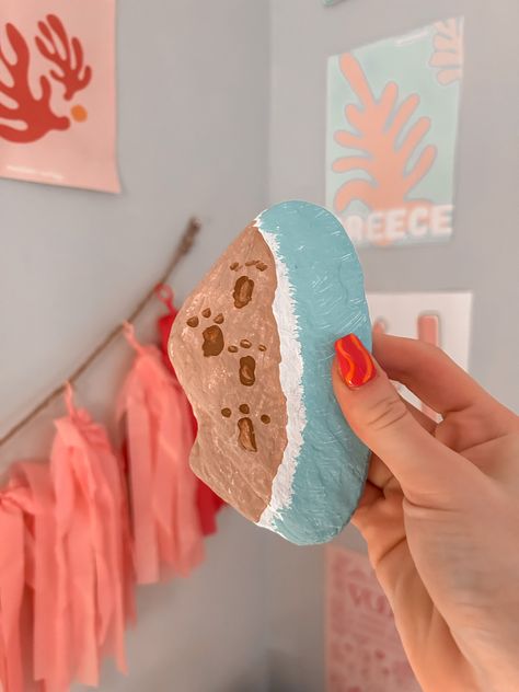 Rock Painting Inspo Aesthetic, Painting Rocks Ideas Aesthetic, Painting Rocks Aesthetic, Painted Rocks Preppy, Rock Painting Summer, Rock Painting Ideas Easy Aesthetic, Preppy Beach Painting Ideas, Summer Things To Paint, Preppy Beach Painting