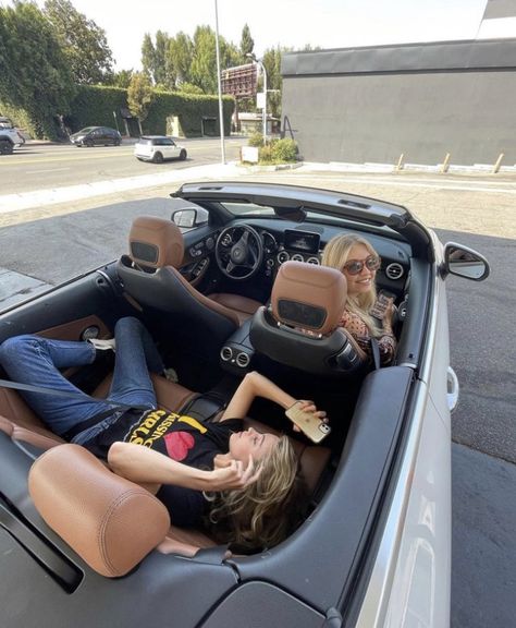 Convertible Car, Dream Lifestyle, Summer Dream, Teenage Dream, How To Pose, Story Instagram, City Girl, Friend Photos, Friend Pictures