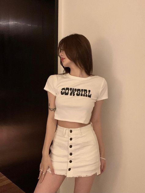 Cowgirl Crop Top, Crop Top And Shorts Outfit Summer, Crop Top Outfits Korean Style, Outfit Korean Style Dress, Ootd Crop Top, Korean Aesthetic Outfits, Korean Crop Top, Crop Top Korean, 70s Women Fashion