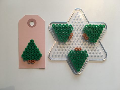 Stand Up Perler Bead Patterns, Perler Christmas Tree, Hama Bead Christmas Decorations, Christmas Tree Perler Beads, Perler Bead Christmas, Joululahjat Diy, Hama Beads Christmas, Xmas Beads, Christmas Wreath Diy