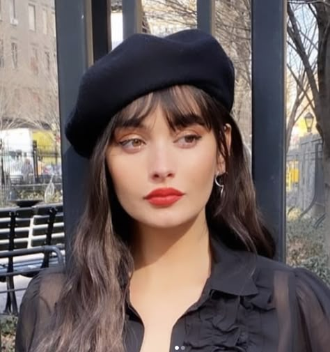 Beret Hat Style, Hats With Bangs, Beret With Bangs, French Beret Outfit, Aesthetic Beret, Berrets Outfits, Beret Hairstyles, French Hat Outfit, Beret Aesthetic