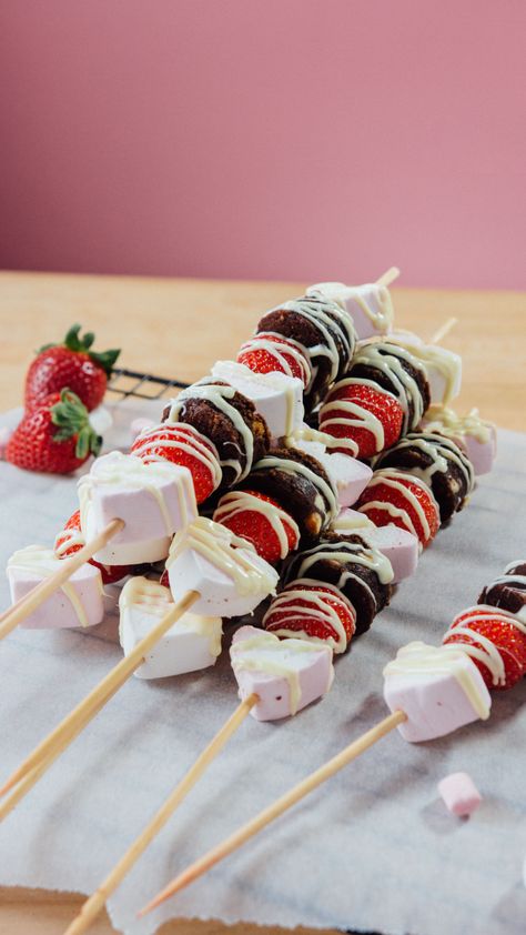 Summer Skewers, Kebab Sticks, Kabob Skewers, Kabob Recipes, Adventure Seeker, Party Food Buffet, Skewer Recipes, Frosé, Cocoa Cookies