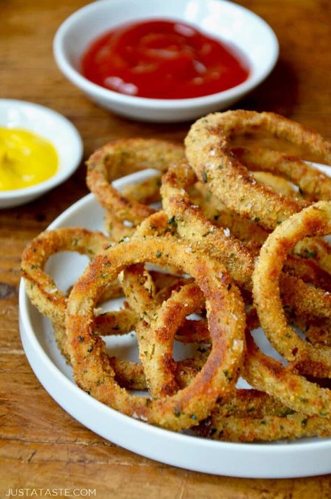 Crispy Baked Onion Rings - Just a Taste Fried Onion Rings, Baked Onion Rings, Baked Onion, Onion Rings Recipe, Baked Onions, Deep Fryer, Snacks Für Party, Fries In The Oven, Onion Rings